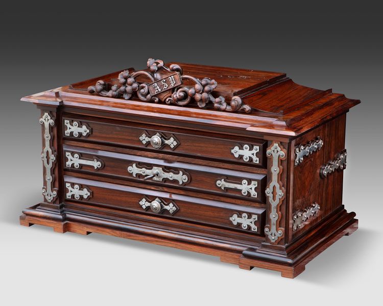 A COLLECTOR'S BOX IN MAHOGANY AND MAHOGANY VENEER, FRANCE, LATE 19TH CENTURY