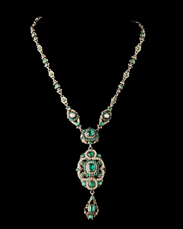 A SILVER GILDED NECKLACE WITH COLUMBIAN EMERALDS AND BAHRAINI PEARLS, MADE FOR THE MIDDLE EAST MARKET, 18TH CENTURY