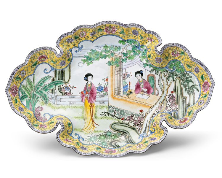 A CHINESE CANTON ENAMEL DISH, 20TH CENTURY