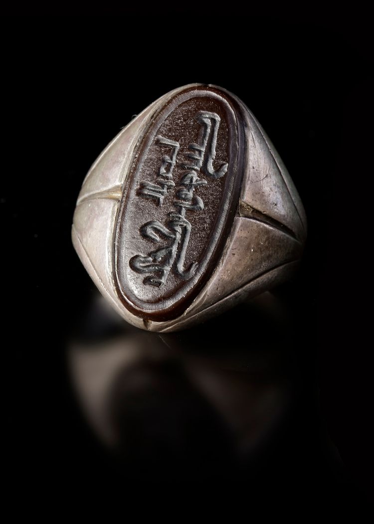 AN AGATE SEAL RING