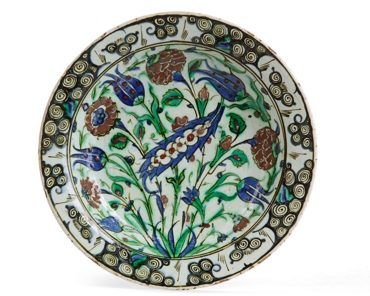 AN IZNIK POTTERY DISH, OTTOMAN TURKEY, 17TH CENTURY 
