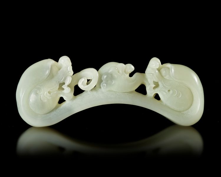 A CHINESE CARVED JADE ' TWO DRAGON HEADS' BELT HOOK, 20TH CENTURY
