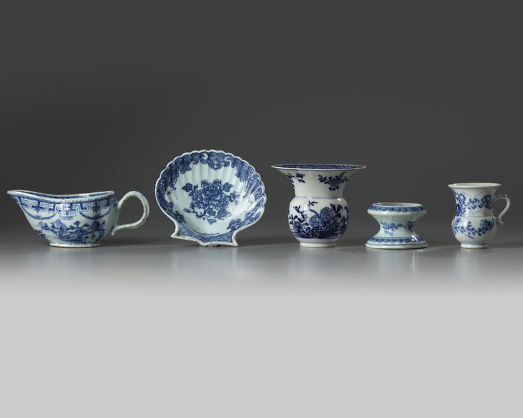 A group of five Chinese blue and white porcelain vessels