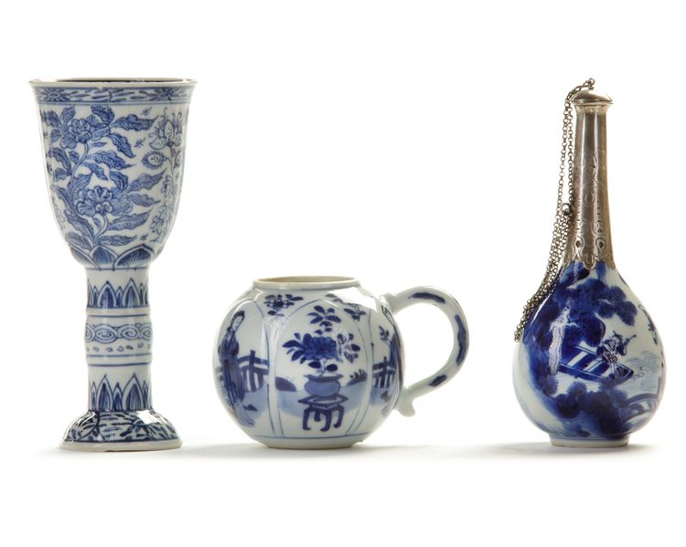 A LOT OF A CHINESE BLUE AND WHITE ROSEWATER SPRINKLER, A STEM BEAKER AND SUGAR POT, KANGXI PERIOD (1662-1722)