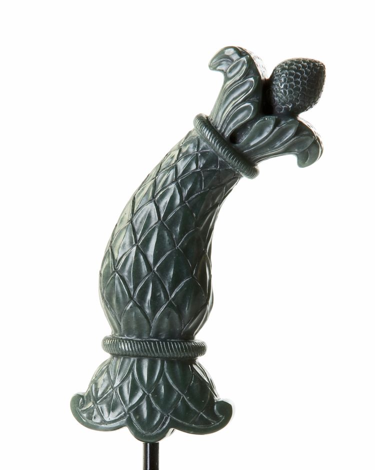 A MUGHAL JADE DAGGER HILT, 20TH CENTURY