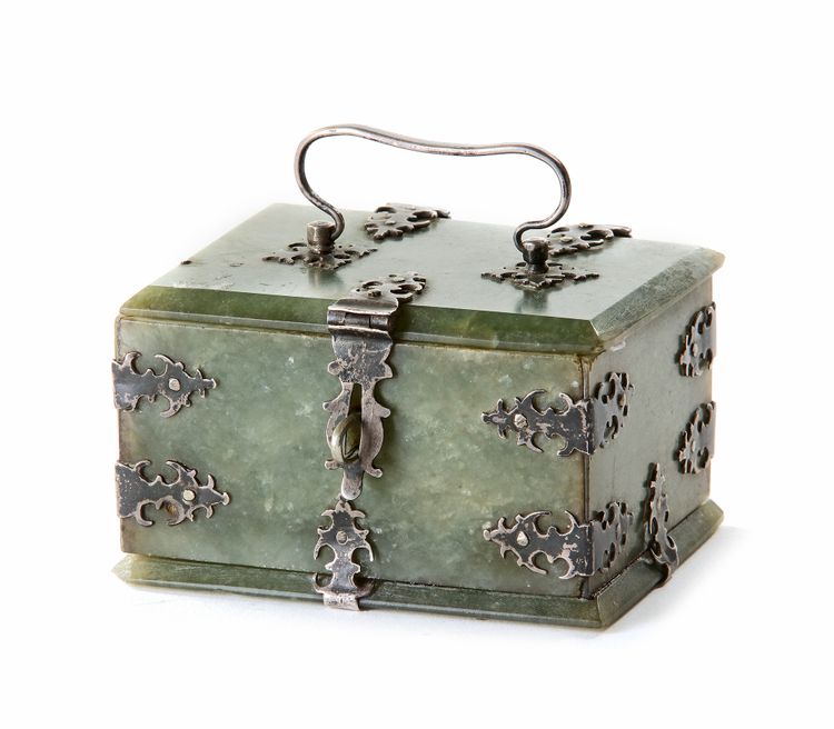 A MUGHAL JADE BOX WITH SILVER FITTINGS, 19TH CENTURY