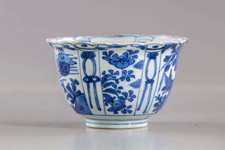 A Chinese blue and white 'kraak' porcelain bowl