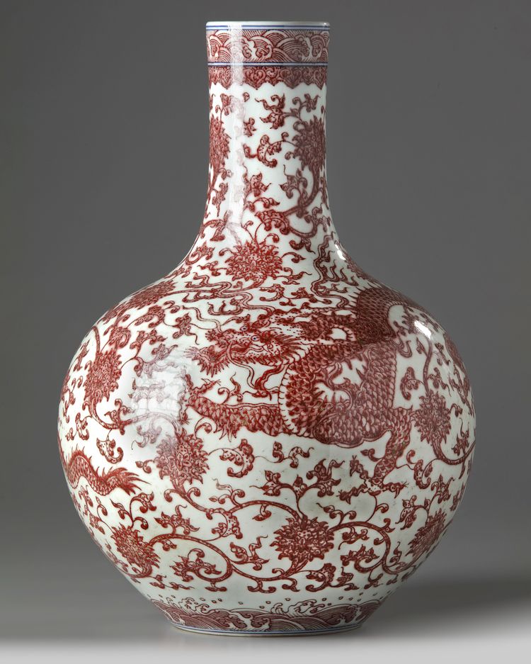 A CHINESE UNDERGLAZE COPPER-RED-DECORATED 'DRAGON' VASE, QING DYNASY (1644-1911)