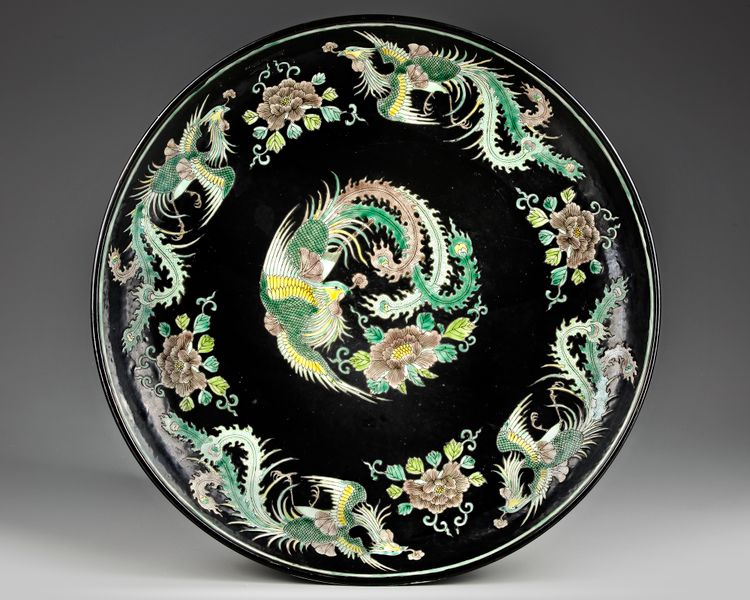 A LARGE CHINESE FAMILLE NOIRE CHARGER, 19TH/20TH CENTURY