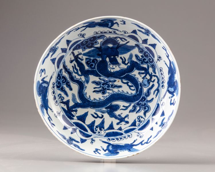 A Chinese blue and white 'dragon' dish