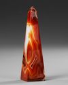 A POLISHED STONE OBELISK, POSSIBLY MADE OF AGATE OR SIMILAR SEMI-PRECIOUS STONE