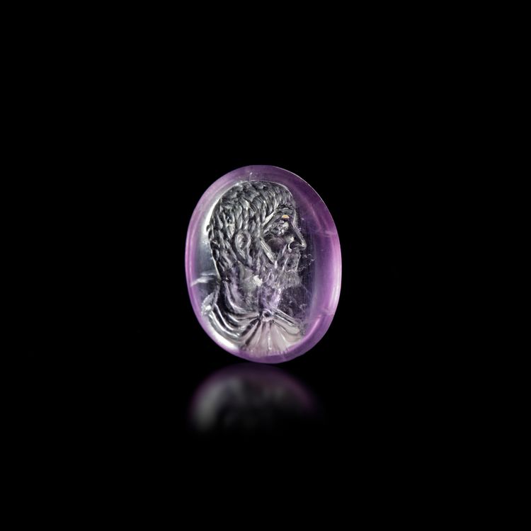 A ROMAN AMETHYST INTAGLIO PORTRAIT OF A NOBLEMAN – REPUBLICAN PERIOD, EARLY 1ST CENTURY A.D.