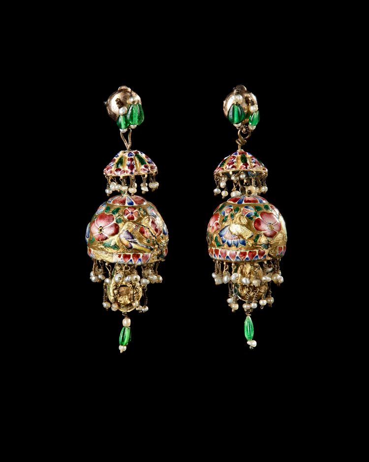 A PAIR OF QAJAR GOLD AND ENAMELLED PENDANT EARRINGS, PERSIA, 19TH CENTURY