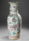 A LARGE CHINESE FAMILLE ROSE 'HUNDRED ANTIQUES' VASE, 19TH CENTURY