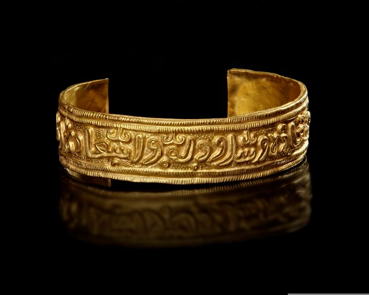 A FATIMID ENGRAVED GOLD BRACELET, EGYPT, 10TH-11TH CENTURY