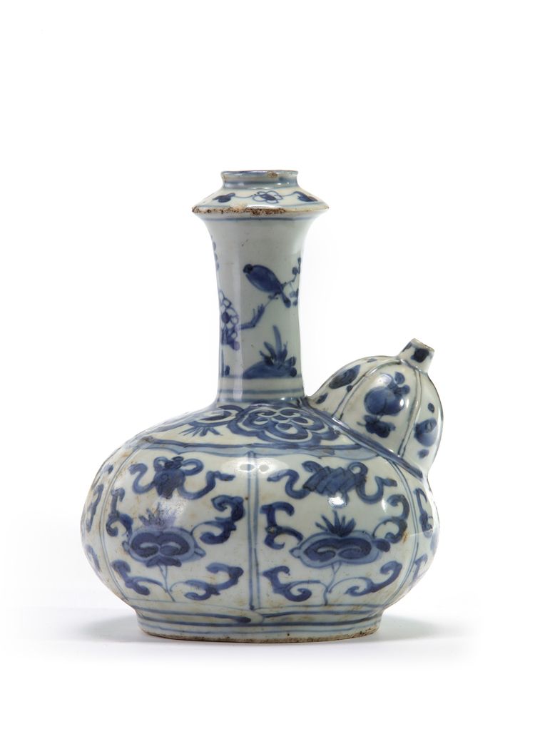 A Chinese blue and white moulded ‘Kraak porselein’ kendi