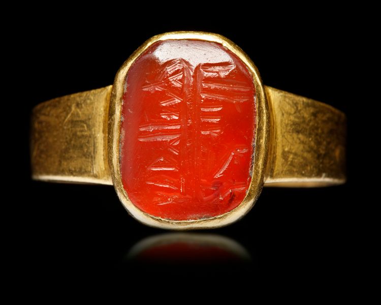 AN AGATE SEAL GOLD RING