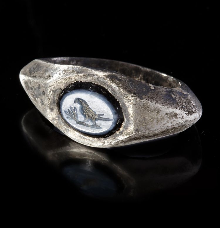 A ROMAN SILVER RING WITH NICOLE INTAGLIO SHOWING A PARROT, CIRCA 2ND-3RD CENTURY A.D.