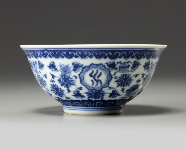 A Chinese blue and white 'Eight Buddhist Emblems' bowl