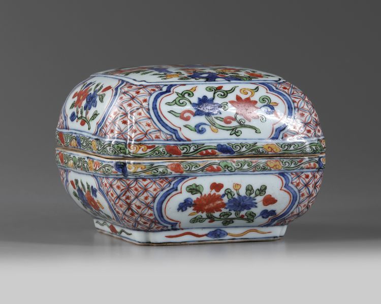 A Chinese wucai 'scholars' square box and cover