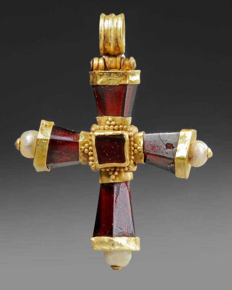 A BYZANTINE CROSS OF GARNET AND GOLD, 6TH-7TH CENTURY AD