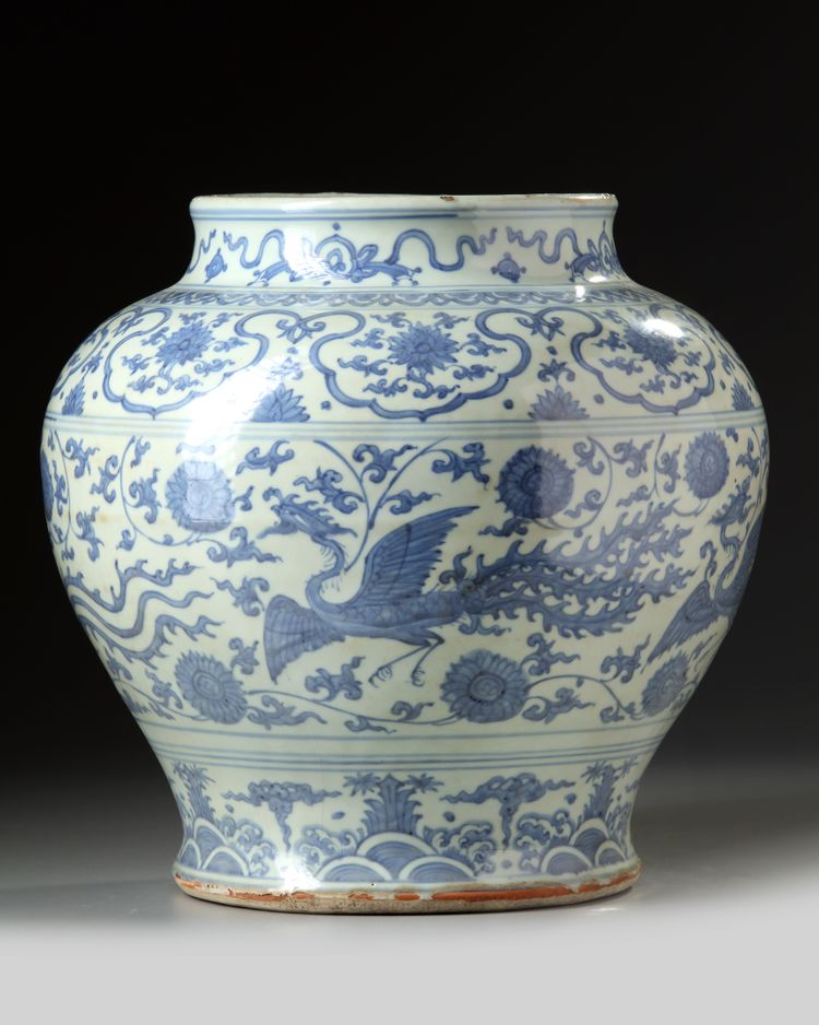 A CHINESE BLUE AND WHITE 'PHOENIX' JAR