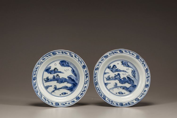 A pair of blue and white dishes