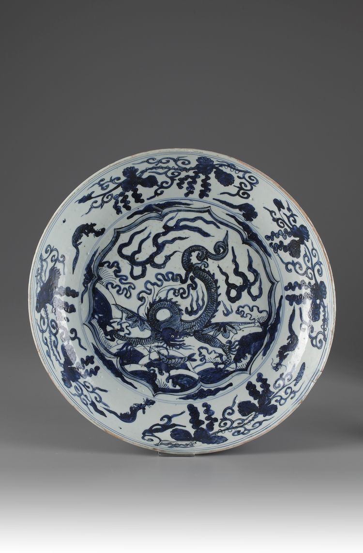 A blue and white 'kraak porselein' dragon dish