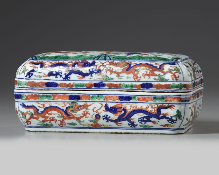 A Chinese rectangular wucai box and cover