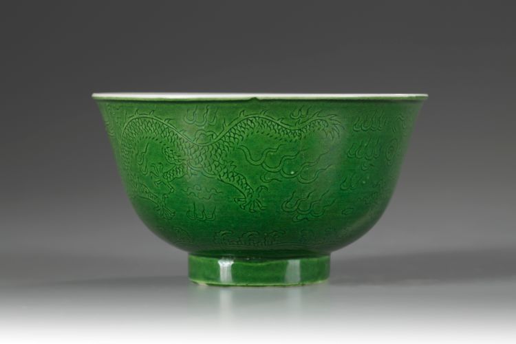 A green monochrome bowl