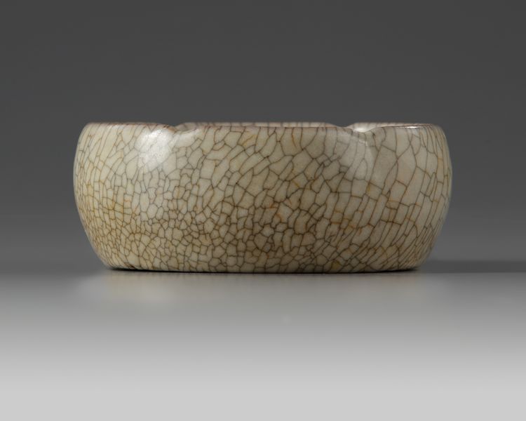 A CHINESE CRACKLE-GLAZED FOLIATE RIMMED WASHER, QING DYNASTY (1644–1911)