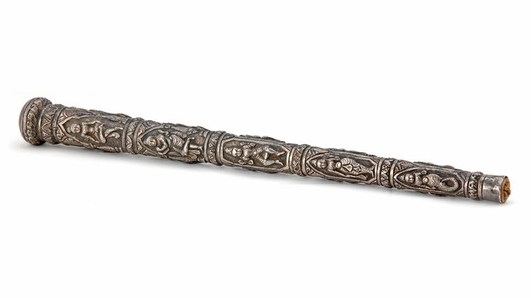 AN INDIAN SILVER HANDLE, 19TH CENTURY