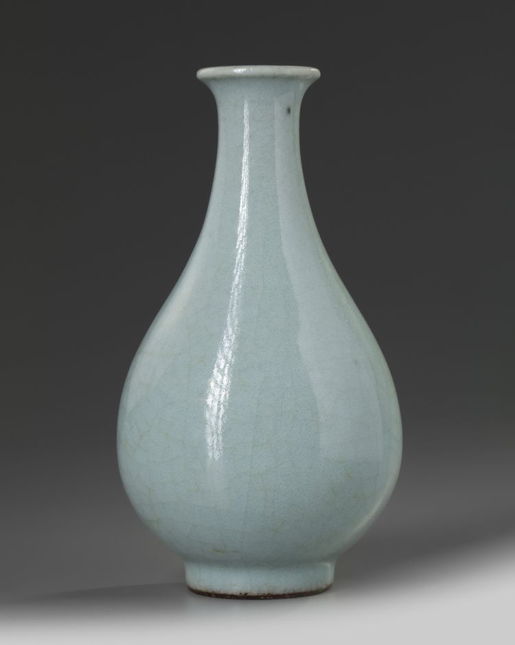 A SMALL CHINESE PALE CELADON CRACKLE-GLAZED PEAR-SHAPED VASE, YUHUCHUNPING, 19TH CENTURY