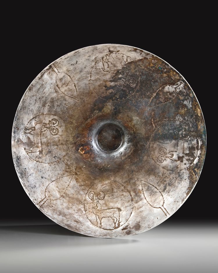 A LARGE AMLASH SILVER DECORATED DISH, CIRCA 1ST MILLENIUM B.C.