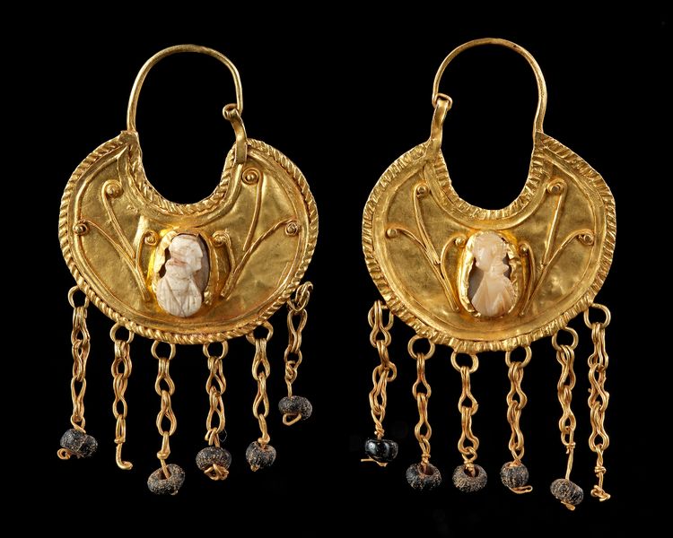 A PAIR OF EASTERN ROMAN GOLD EARRINGS, CIRCA 4TH-5TH CENTURY AD