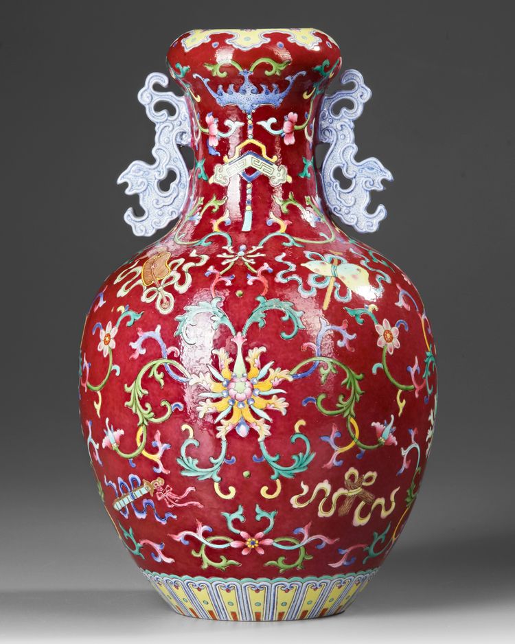A CHINESE FAMILLE ROSE RUBY GROUND VASE, 19TH-20TH CENTURY
