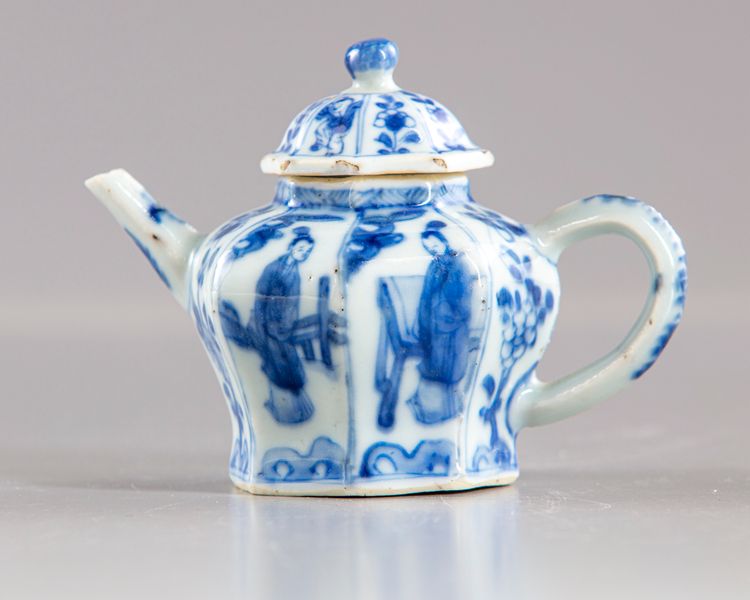 A SMALL CHINESE BLUE AND WHITE TEAPOT