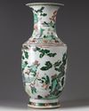 A LARGE FAMILLE VERTE VASE, CHINA, QING DYNASTY (1644-1911)