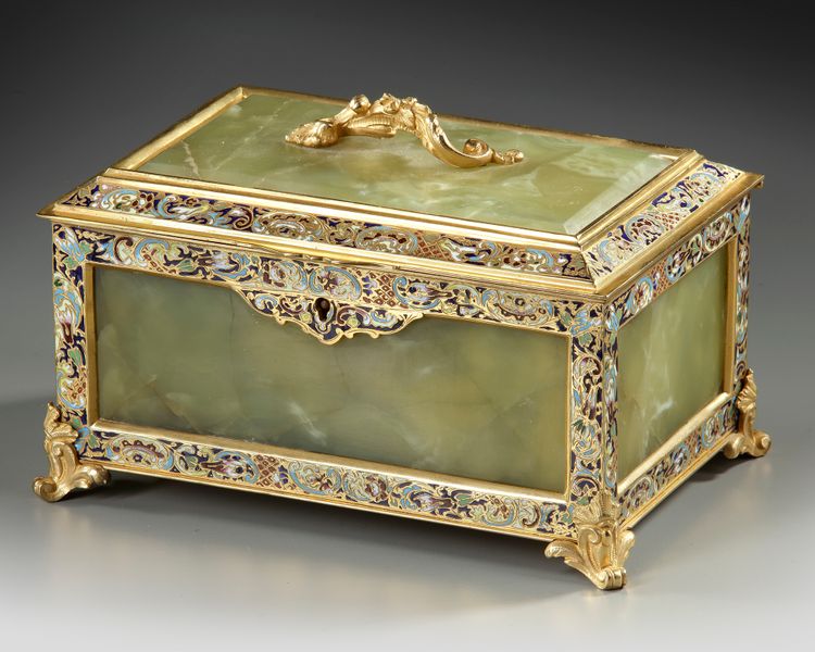 A CHAMPLEVÉ ENAMEL, GILT BRONZE AND GREEN ONYX BOX, LATE 19TH CENTURY