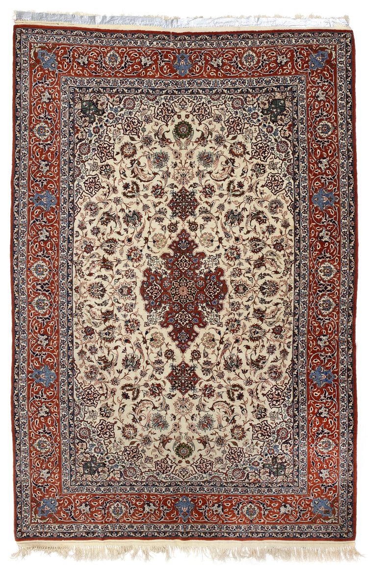 AN ISFAHAN RUG