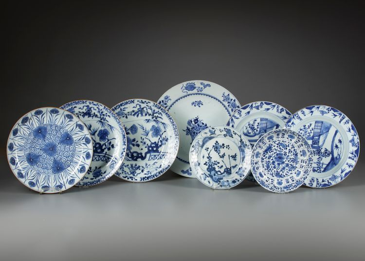 A COLLECTION OF EIGHT CHINESE  BLUE AND WHITE DISHES, 17TH-18TH CENTURY
