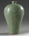A CHINESE CELADON CRACKLE-GLAZED MEIPING, CHINA, QING DYANSTY (1644-1911)