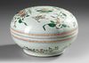 A CHINESE FAMILLE VERTE CIRCULAR BOX AND COVER,QING DYNASTY (1644–1911)