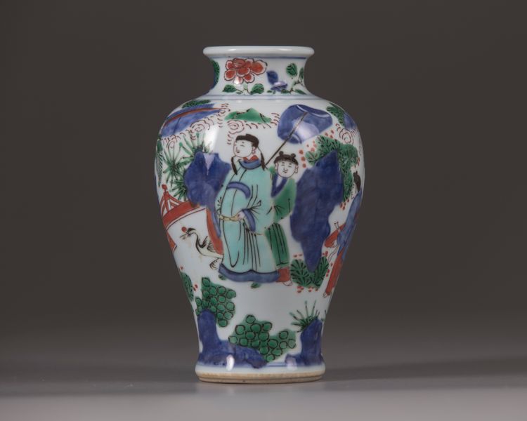 A small 'wucai' vase