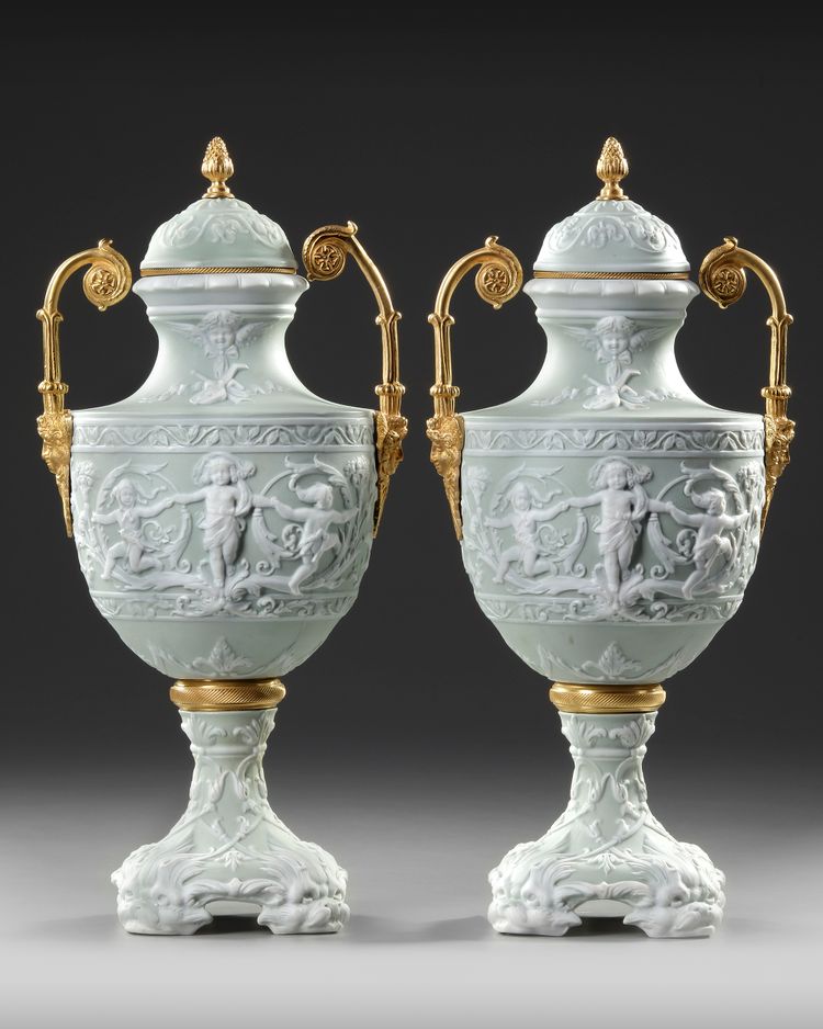 A PAIR OF WEDGWOOD VASES, ENGLAND, 19TH CENTURY