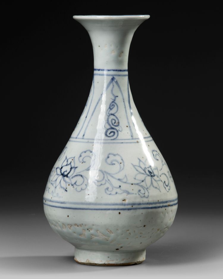 CHINESE BLUE AND WHITE YUHUCHUNPING VASE, YUAN DYNASTY OR LATER