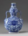 A CHINESE BLUE AND WHITE DOUBLE GOURD DRAGON VASE, QIANLONG SIX-CHARACTER SEAL MARK IN UNDERGLAZE BLUE AND OF THE PERIOD (1736-1795)