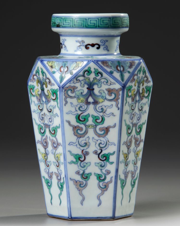 A CHINESE HEXAGONAL DOUCAI VASE, 19TH/20TH CENTURY