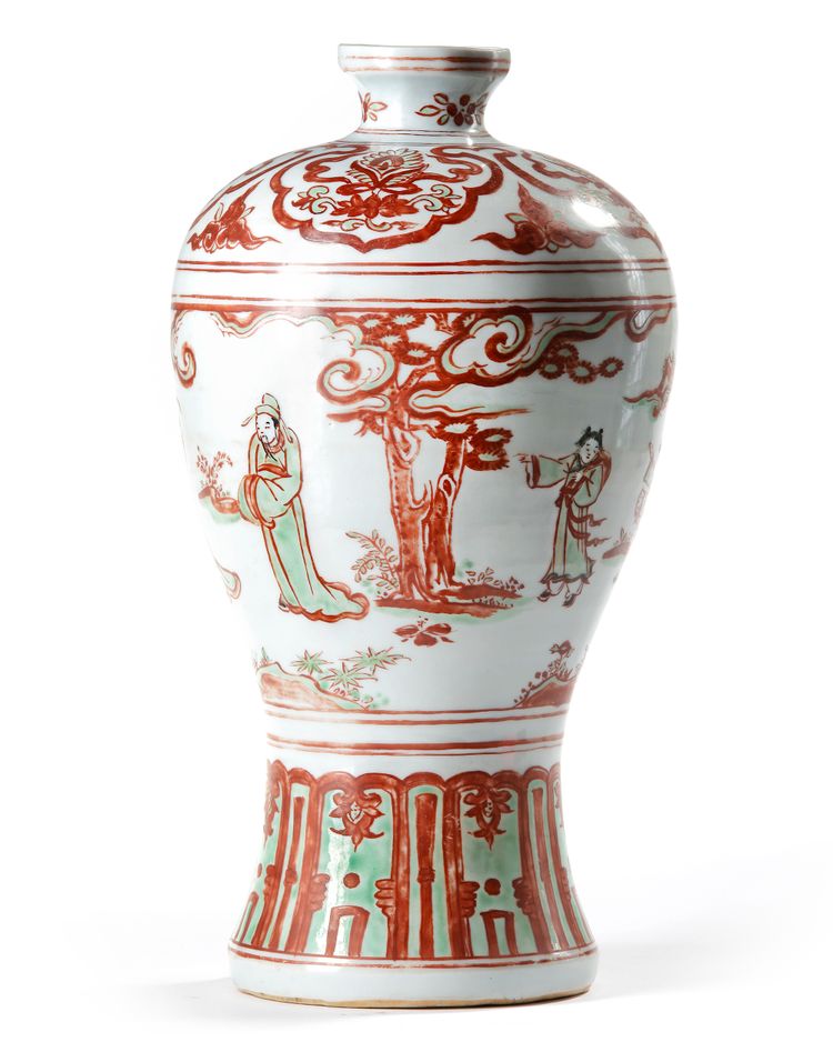A CHINESE IRON-RED AND GREEN DECORATED MEIPING VASE, QING DYNASTY (1644-1911)
