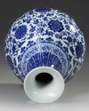 A CHINESE UNDER-GLAZE BLUE AND WHITE MING-STYLE PEAR SHAPED VASE, QING DYNASTY (1644-1911)